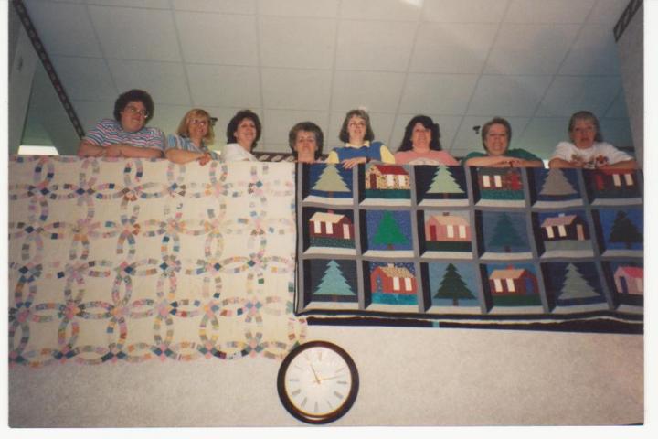 Bunch of us at Paducah Quilt show