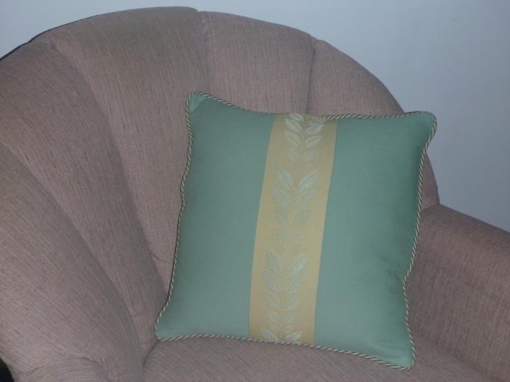 18&amp;amp;amp;amp;amp;amp;amp;amp;amp;amp;quot; x18&amp;amp;amp;amp;amp;amp;amp;amp;amp;amp;quot; pillow w/ covered cord and zi